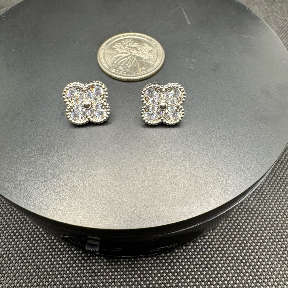 Elegant 18k White Gold Plated Floral Earrings with Zircon stones - Picture 6 of 7